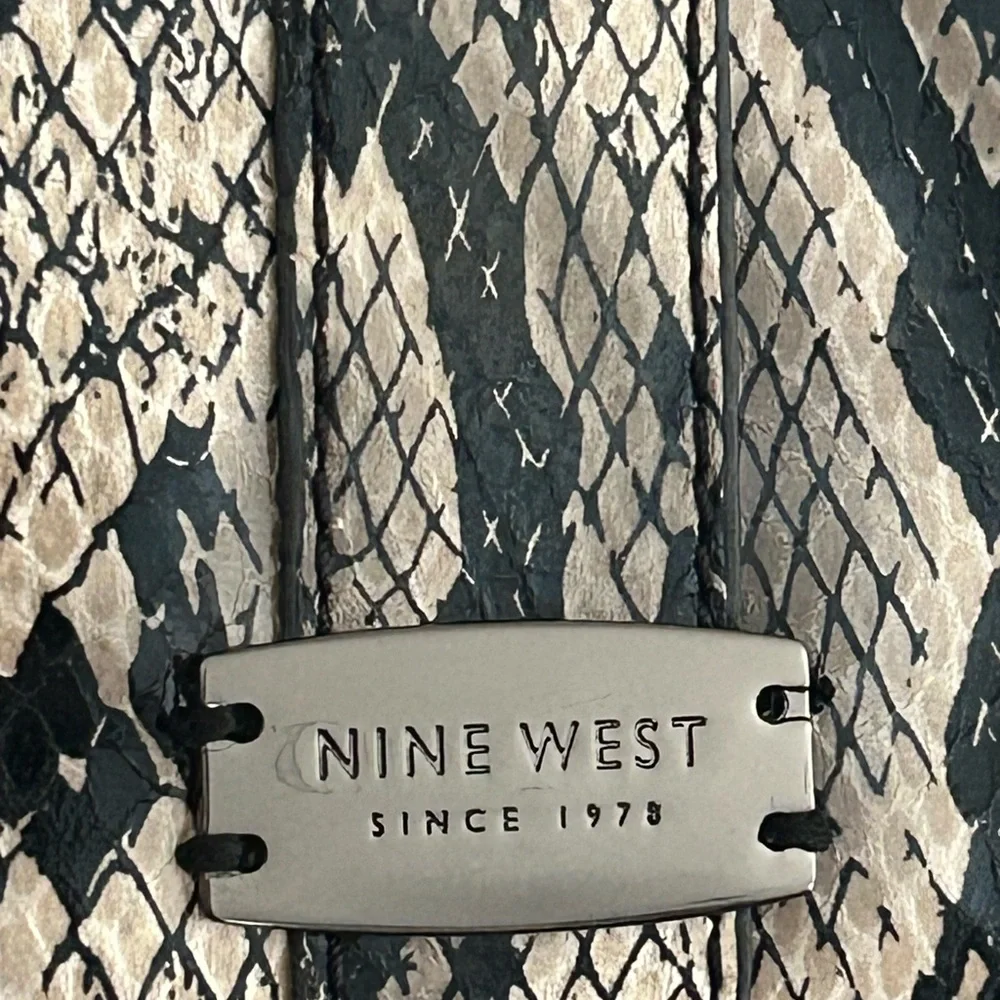 Nine West Snake Skin Crossbody exotic textured Black Beige 9”x6” Clutch chain - Picture 3 of 13